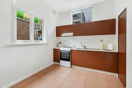 Charming freestanding abode - Photo 4