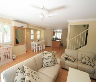 Beautifully Presented 3 Bedroom, Air Conditioned Townhouse - Photo 3