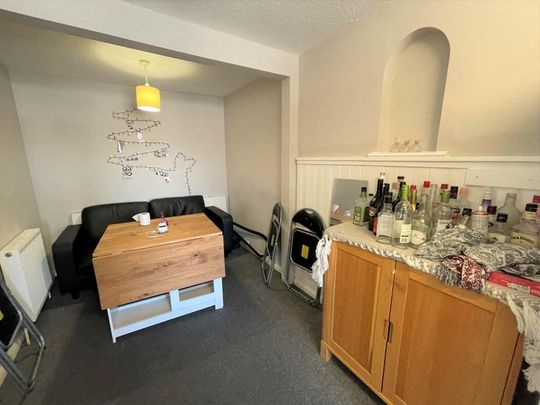 4 bedroom flat to rent - Photo 1
