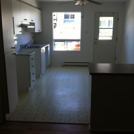 Grand 4 1/2 impeccable 1er étage à louer - Photo 4