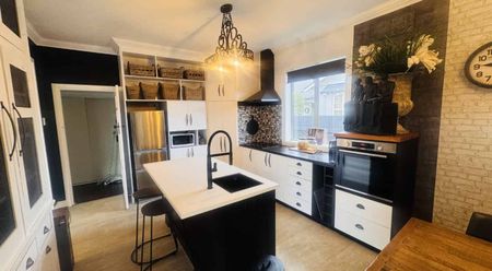 Beauty on Bourke - Photo 4