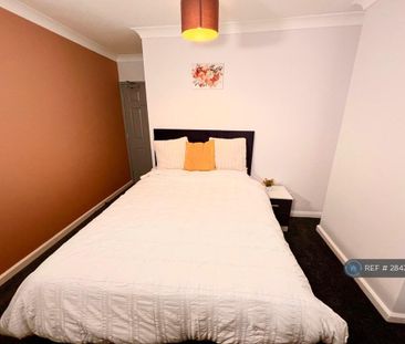 1 bedroom in a house share to rent - Photo 2