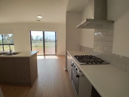 Spacious Living Standard! - Photo 5