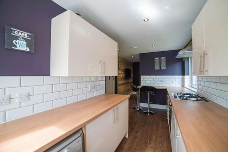 4 bedroom apartment to rent - Photo 5