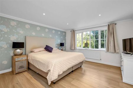 Seven bedroom home in private road close to St John's School. - Photo 4