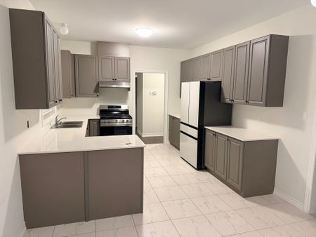 For Lease - 89 Palace Street, Thorold, Ontario - Photo 2