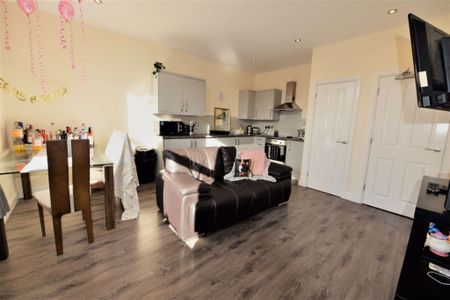 2 bedroom Flat in Otley Road, Leeds - Photo 2