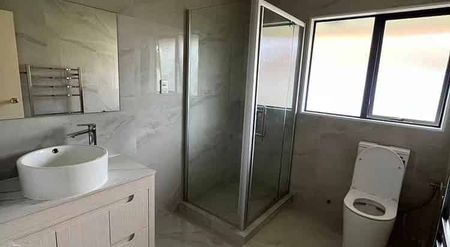 Charming 4 Bedroom Family Home in Flat Bush - Photo 5