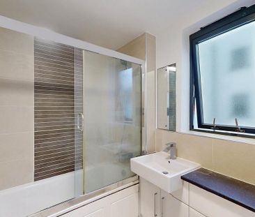 3 bedroom flat to rent - Photo 4