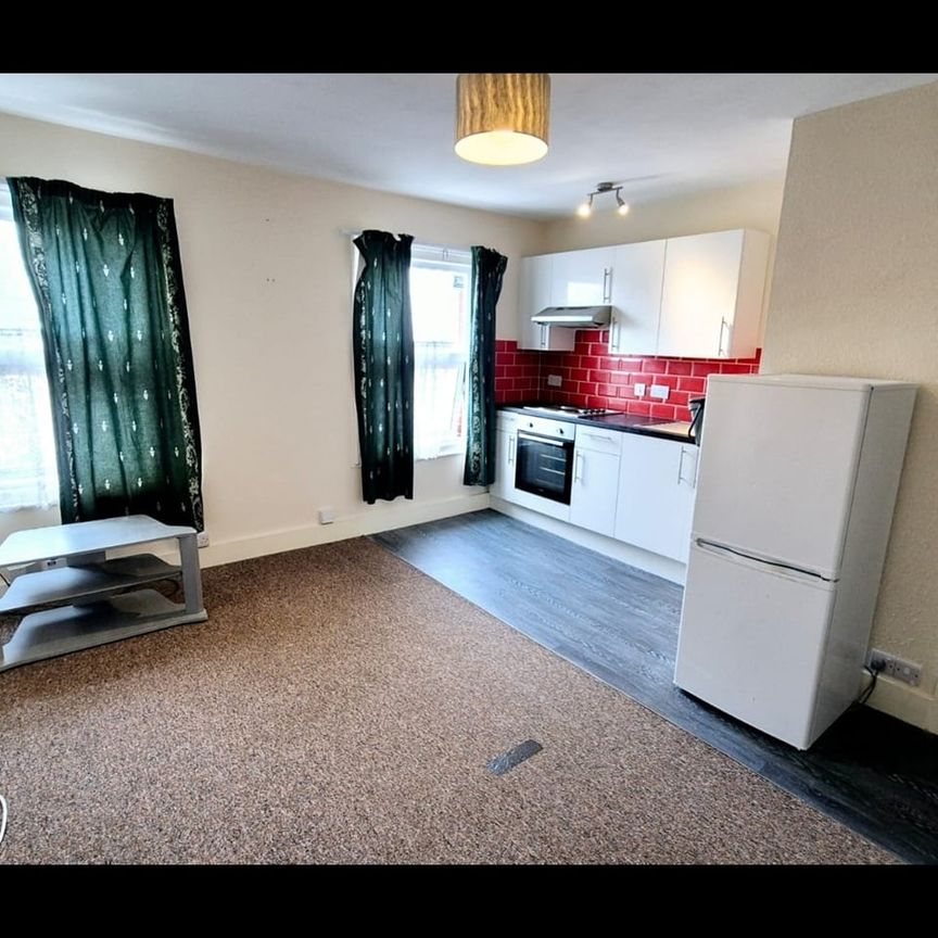 1 Bed Flat, Bedford Road, RG1 - Photo 1