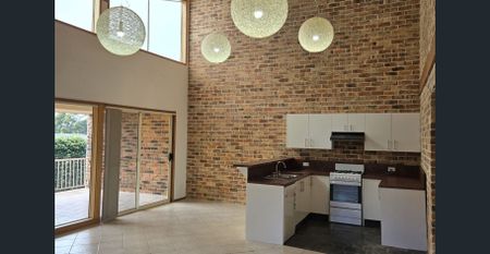 Spacious architecturally-designed 2-bed unit with ocean views - Photo 4