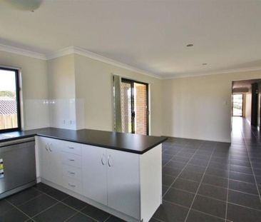 Spacious Family Home with Air Con and Huge Yard! - Photo 6