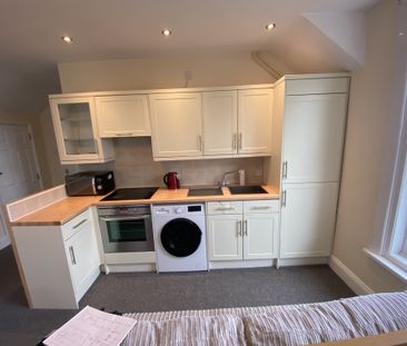 Top Floor Apartment to rent in Southsea just minutes from the pictu... - Photo 3