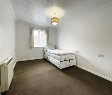 Victoria Road, Farnborough, Hampshire, GU14 - Photo 6