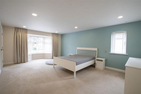 5 bedroom detached house to rent - Photo 2