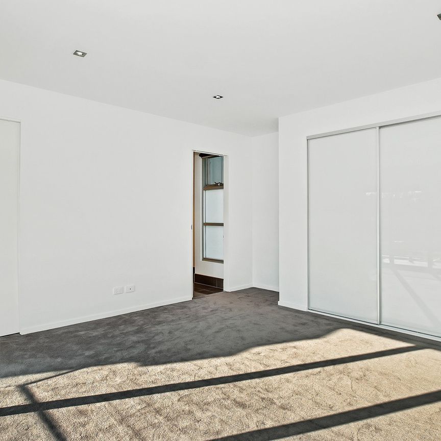 Spacious Townhouse - Photo 1