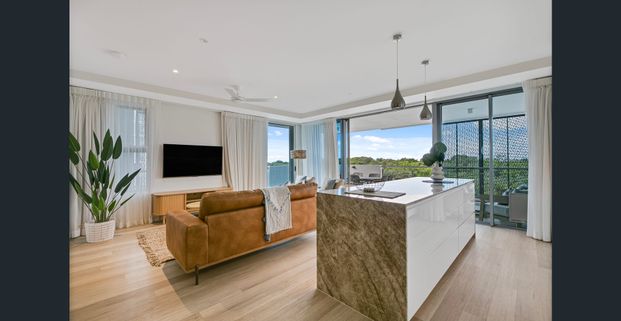 Beachside Bliss: Modern Fully Furnished Apartment Just Minutes from Bokarina Beach - Photo 1