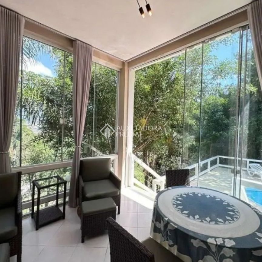 Casa com 4 quartos e 585m² para alugar em Trindade, Florianópolis. - Foto 1
