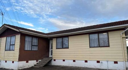 Stylish 3BR Home in Clover Park! - Photo 3