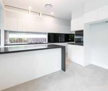 Luxury built 5 bedroom brand new family residence - Photo 6