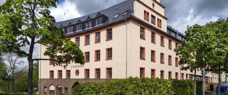 Wunderschöne 3-Zimmerwohnung im denkmalgeschützten Altbau mit Fußbodenheizung und Balkon ! - Photo 1