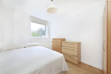 2 bedroom flat in Cotton Row - Photo 3