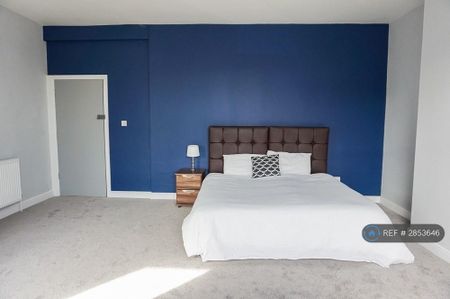 1 bedroom in a house share to rent - Photo 2