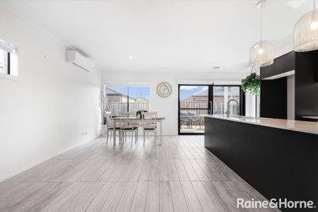 Modern Family Home - Photo 3