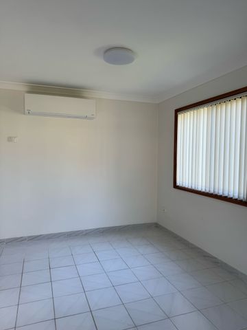 Location to Beach - 3 Good Size Bedrooms - Ensuite to Master - Air Con - Photo 2