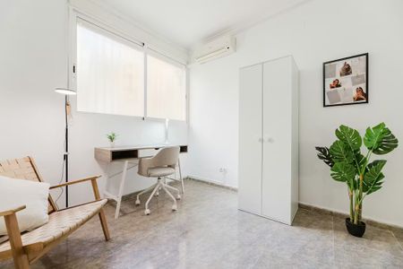 Carrer de la Indústria, Valencia, Valencian Community 46022 - Photo 5