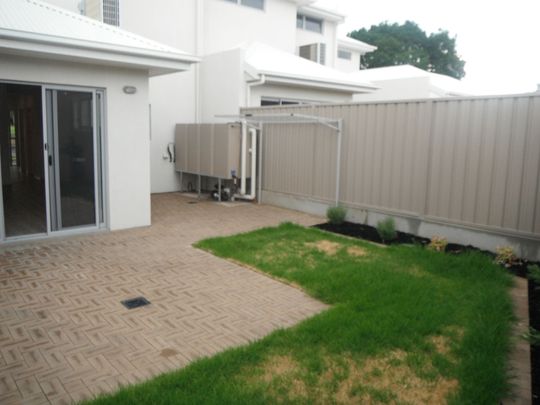 Lovely 3 Bedroom Townhouse - Photo 1