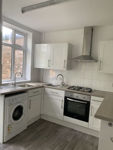 3 Bed Terraced House, Leicester Road, M7 - Photo 4