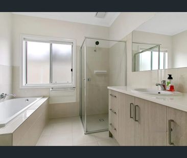 Beautifully presented, semi-furnished, coastal home - Photo 2