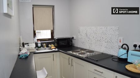 Room for rent in 4-bedroom apartment in Glasnevin, Dublin - Photo 4