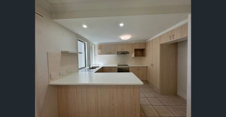 SPACIOUS TOWN HOUSE 3 BED 2.5 BATH DOUBLE LOCK UP GARAGE IN EXCEPTIONAL SOUGHT-AFER LOCATION WITH UPCOMING NEW CARPET! - Photo 5