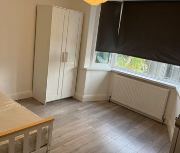 5 Bed Terraced House, Malham Terrace, N18 - Photo 3