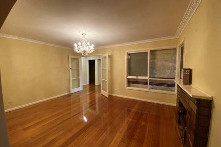 Spacious Living, Double Storey 4 Bedroom Home In A Prime Location!!!! - Photo 4