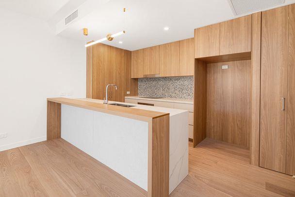 Beautifully Designed Two Bedroom Apartment in the Heart of Kangaroo Point - Photo 1