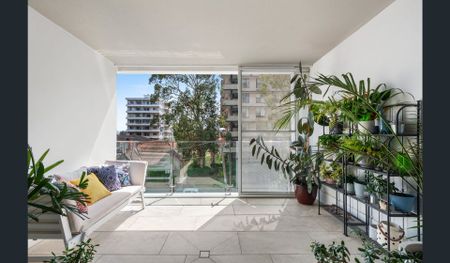 Sleek North Facing Apartment Steps from the Beach - Photo 4