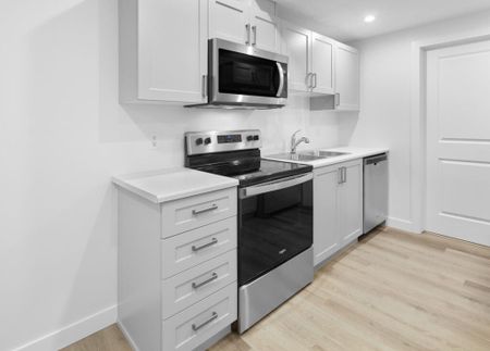 Edmonton Unfurnished apartment Rental in Glenridding Ravine - Bright Basement Home With In Suite Laundry - Photo 4