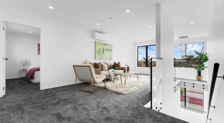 Room for rent in 4 Bedroom Town House in Glen Eden - Photo 4
