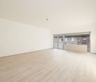 Vernieuwd en zonnig 2 slaapkamer appartement - Photo 6