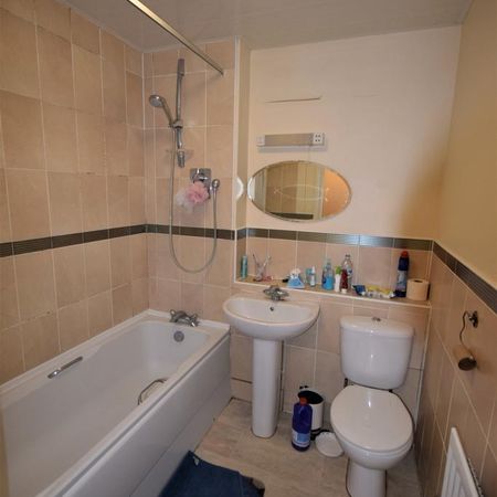3 bedroom flat to rent - Photo 4