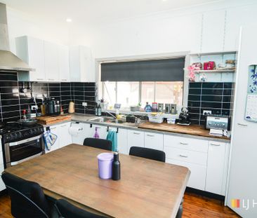 FAMILY HOME AND ROOM FOR ALL THE CARS - Photo 5