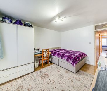 Flat to rent - Woolacombe Road, London, SE3 - Photo 4