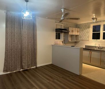 Clean tidy home new flooring new relocated house - Photo 1