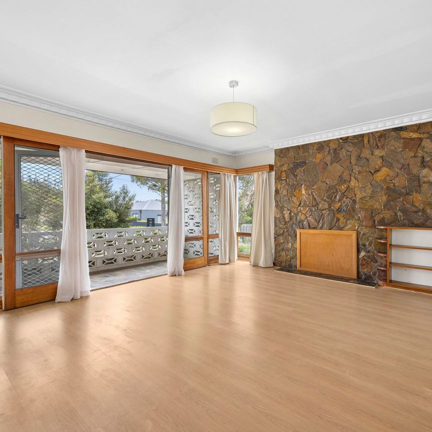 Retro Gem - Refurbished Three Bedroom Home - Photo 1