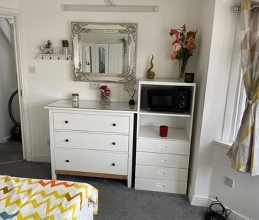 Room in a Shared House, Connaught Avenue, TW4 - Photo 3