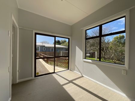 ELEVATED THREE BEDROOMS IN A PRIME LOCATION - Photo 4