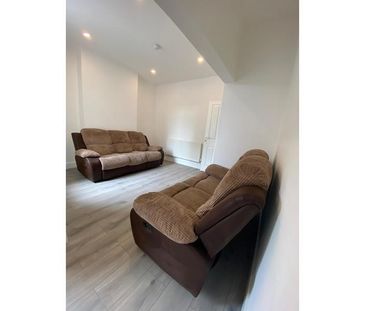 4 bedroom end of terrace house to rent - Photo 1